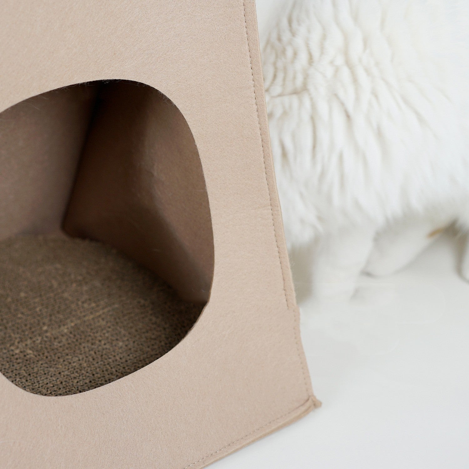 7fc30041c08102808a7ae11ae45d4ee2Enclosed Warm All-weather Cat HouseMaterial felt corrugated paper